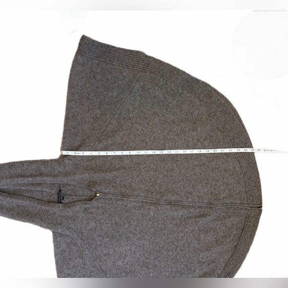 Eileen Fisher Yak & Wool Hooded Poncho Sweater Sz S
Zip Up Women Warm Caplet - Picture 6 of 11